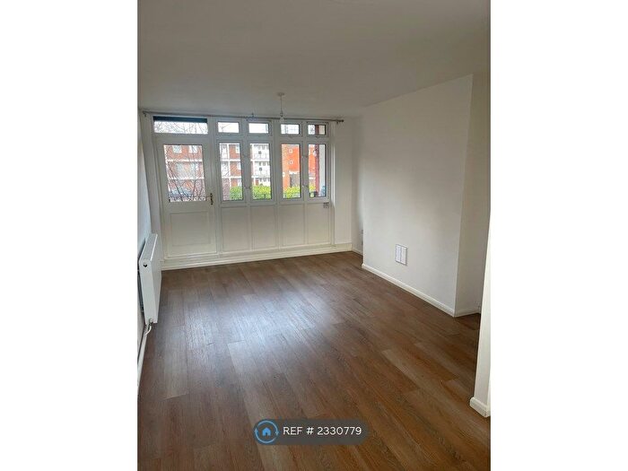 2 Bedroom Flat To Rent In Rosefield Gardens, London, E14