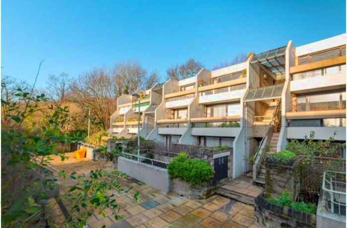 3 Bedroom Flat To Rent In Lulot Gardens, London, N19