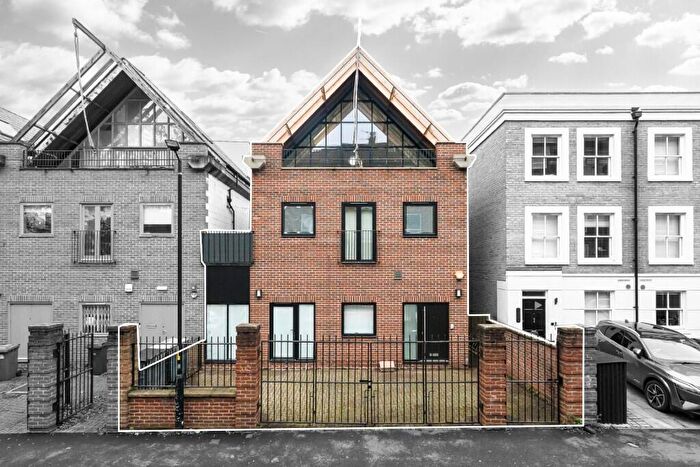 2 Bedroom House For Sale In Morecambe Street, London, SE17