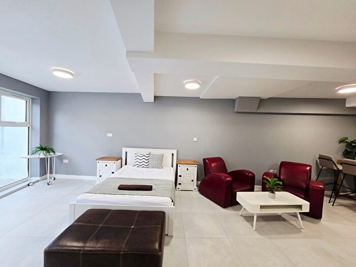 1 Bedroom Flat To Rent In Burnside Road, Becontree, Dagenham, RM8