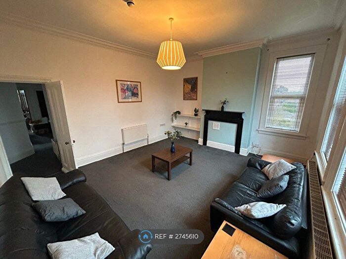 3 Bedroom Flat To Rent In Otley Road, Leeds, LS16
