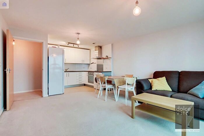 2 Bedroom Flat To Rent In Flat, London, SW8