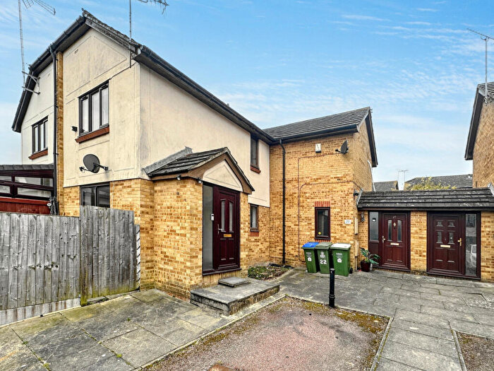 1 Bedroom End Of Terrace House For Sale In Selkirk Drive, Erith, DA8