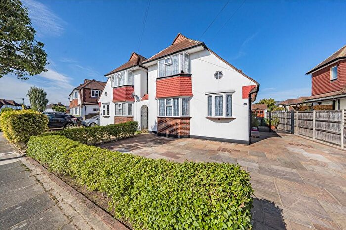 3 Bedroom Link Detached House For Sale In Chilmark Gardens, New Malden, KT3