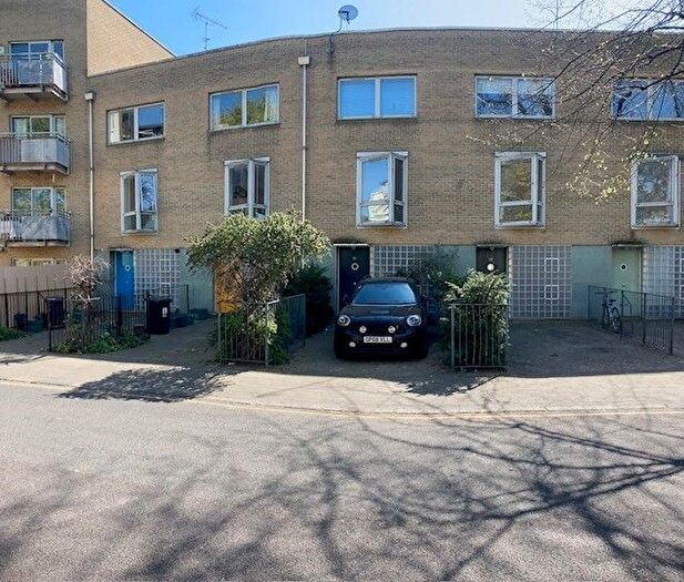 5 Bedroom Semi-Detached House To Rent In Chillingworth Road, Islington, Holloway, North London, N7