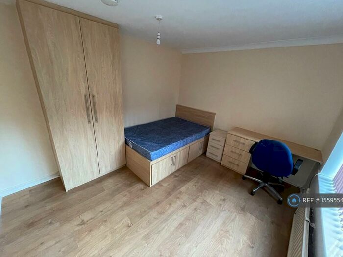 5 Bedroom Semi-Detached House To Rent In Clifton Avenue, Manchester, M14