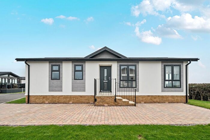2 Bedroom Park Home For Sale In New Lane, Milford On Sea, Lymington, SO41