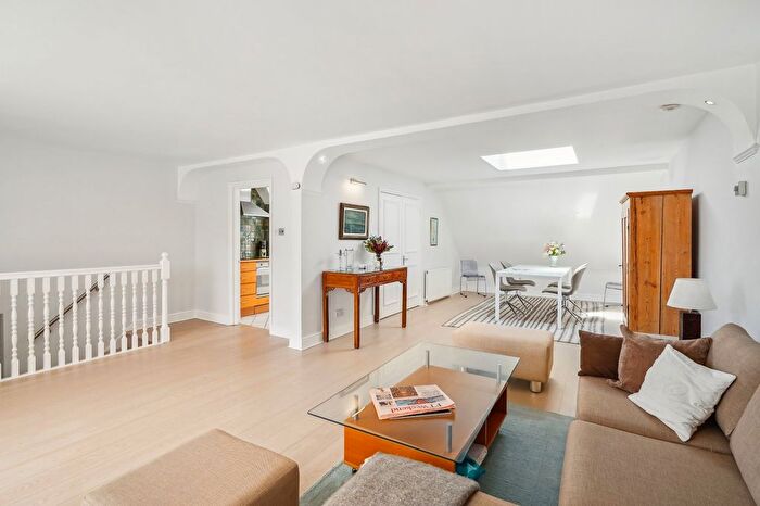 3 Bedroom Flat To Rent In Barkston Gardens, Earls Court, SW5