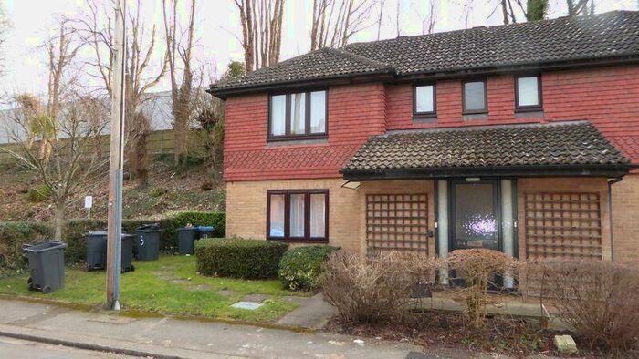 Flat To Rent In Central Studio With Parking, CR5