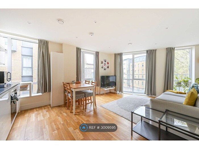 2 Bedroom Flat To Rent In Edgemere House, London, E14