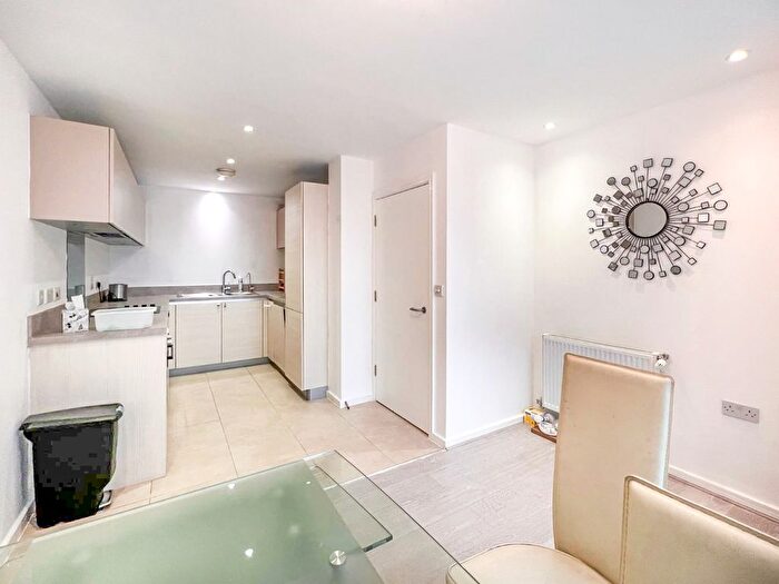 3 Bedroom Flat For Sale In Canning Town, London, E16
