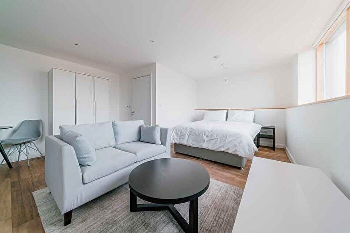 Studio To Rent In Queen Street, Maidenhead, Berkshire, SL6