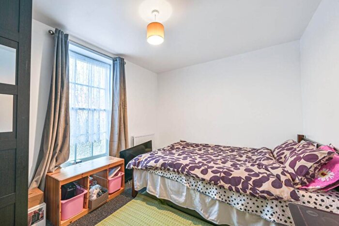 2 Bedroom Flat For Sale In Ashridge Close, Finchley, London, N3