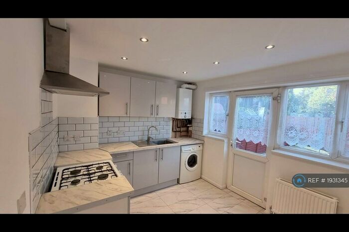 2 Bedroom End Of Terrace House To Rent In Armstrong Close, London, E6