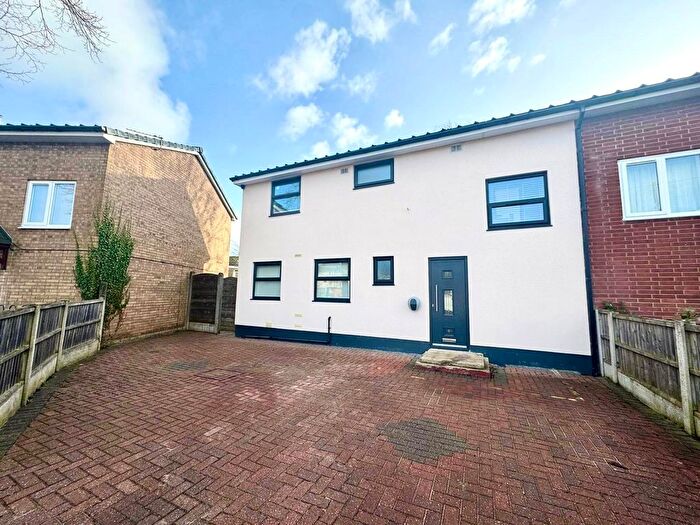 4 Bedroom Semi-Detached House To Rent In Ploughbank Drive, Manchester, M21