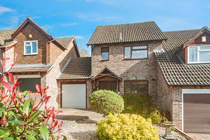 3 Bedroom Semi Detached House For Sale In Ashurst Close, Tadley, Hampshire, RG26