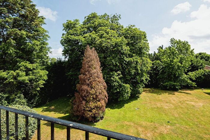 2 Bedroom Flat For Sale In Horsham Road, Shalford, Guildford, Surrey, GU4