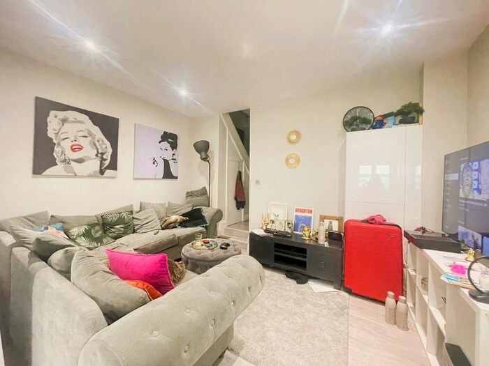 3 Bedroom Flat To Rent In Gipsy Road, London, SE27