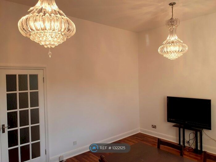 3 Bedroom Flat To Rent In Linden Grove, London, SE15