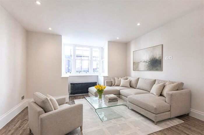 2 Bedroom Flat To Rent In High Street, Thames Ditton, Surrey, KT7