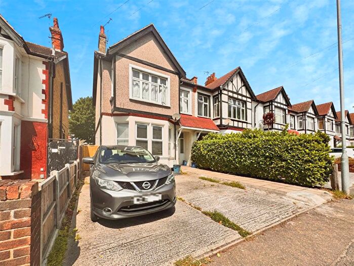 2 Bedroom Flat To Rent In Valkyrie Road, Westcliff-On-Sea, SS0