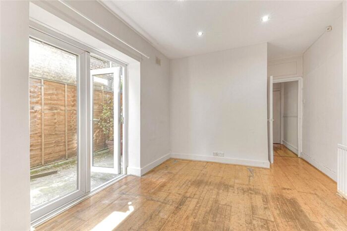 2 Bedroom Apartment To Rent In Vaughan Road, London, SE5