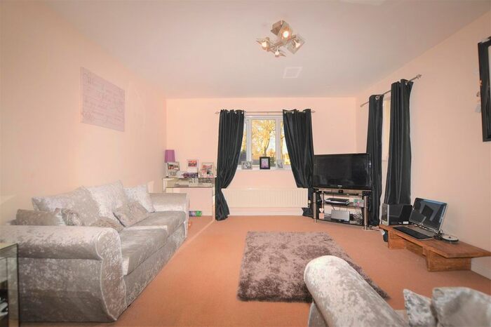 2 Bedroom Flat To Rent In Lodge Road, Thackley, Bradford, BD10