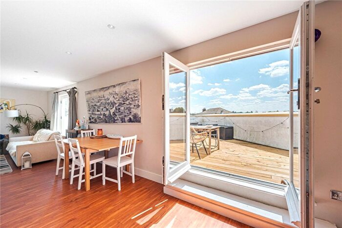 2 Bedroom Flat To Rent In Battersea High Street, London, SW11