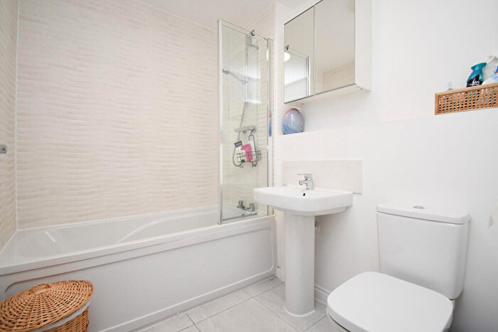 3 Bedroom Town House For Sale In Tate Drive, Biggleswade, SG18