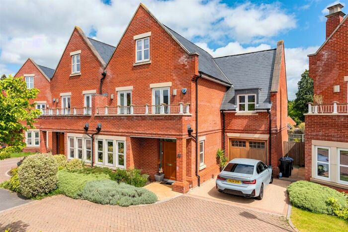 5 Bedroom Semi-Detached House For Sale In Butterwick Way, Welwyn, AL6