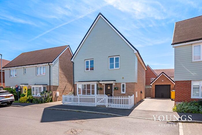 4 Bedroom Detached House For Sale In Alice Gardens, Rochford, SS4