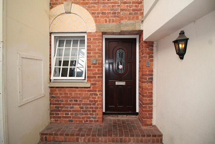 3 Bedroom Flat To Rent In -Bed Flat In The Courtyard St Annes Well Mews, Lower North Street, Exeter, EX4