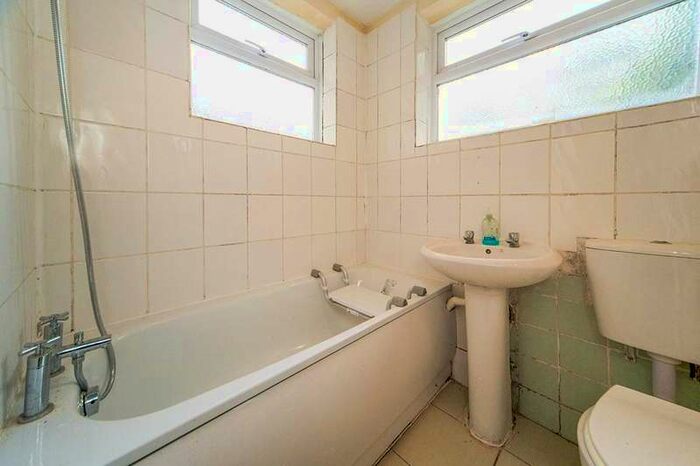 Apartment To Rent In Palmerston Road, London, E7