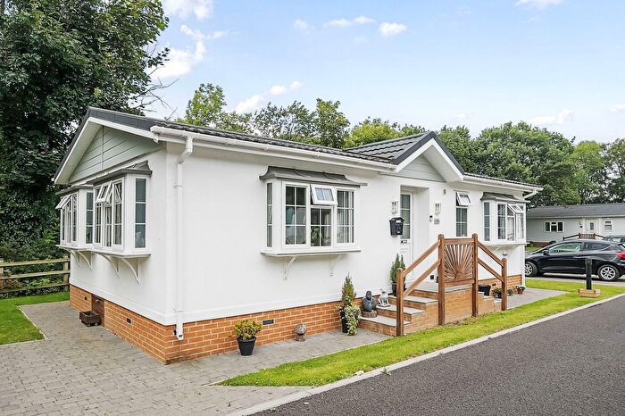 2 Bedroom Mobile/park Home For Sale In West Clayton, Huddersfield, West Yorkshire, HD8