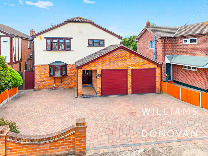 4 Bedroom Detached House For Sale In Cumberland Avenue, South Benfleet, SS7