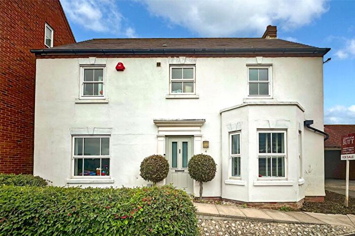 4 Bedroom Detached House For Sale In Grooms Close, Angmering, BN16