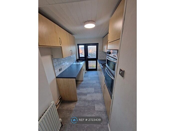 3 Bedroom Flat To Rent In Finlow Terrace, Dundee, DD4