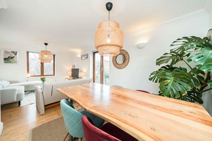 2 Bedroom Flat For Sale In East Hill, London, SW18