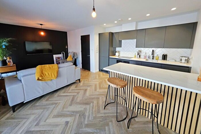 2 Bedroom Flat To Rent In Walton-on-Thames, Surrey, KT12