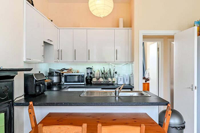 3 Bedroom Flat To Rent In Woodside Road, Wood Green, London, N22