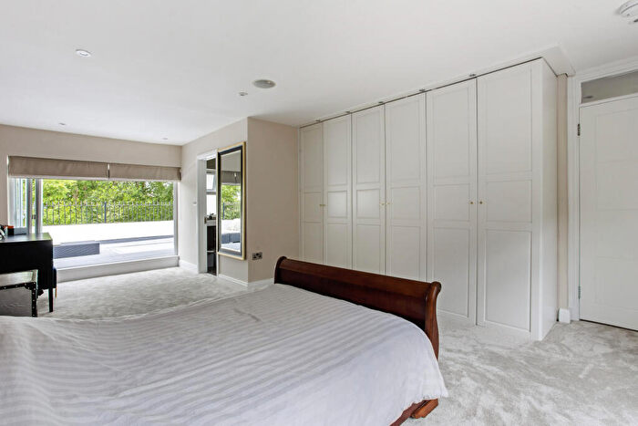 5 Bedroom Detached House For Sale In Roundhill Drive, Woking, GU22