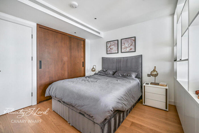 Studio For Sale In Landmark Pinnacle, Marsh Wall, London, E14