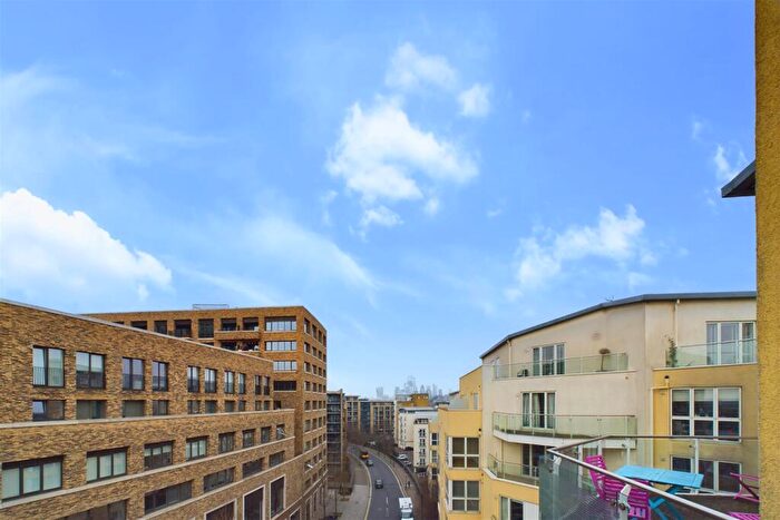 2 Bedroom Flat For Sale In Giverny House, Water Gardens Square, London, SE16