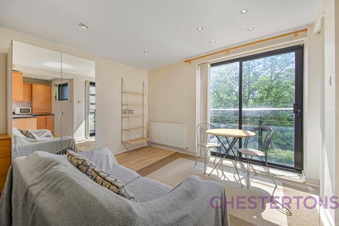 Flat To Rent In Ocean Wharf, Westferry Road, E14