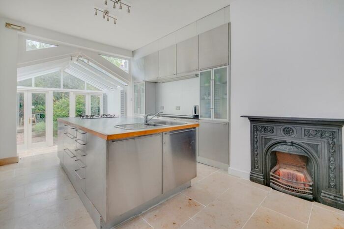 3 Bedroom Maisonette To Rent In Archibald Road London, N7