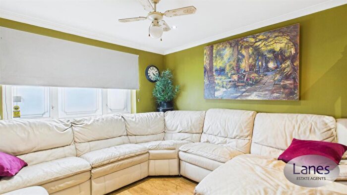 3 Bedroom Terraced House For Sale In Green Close, Cheshunt, EN8
