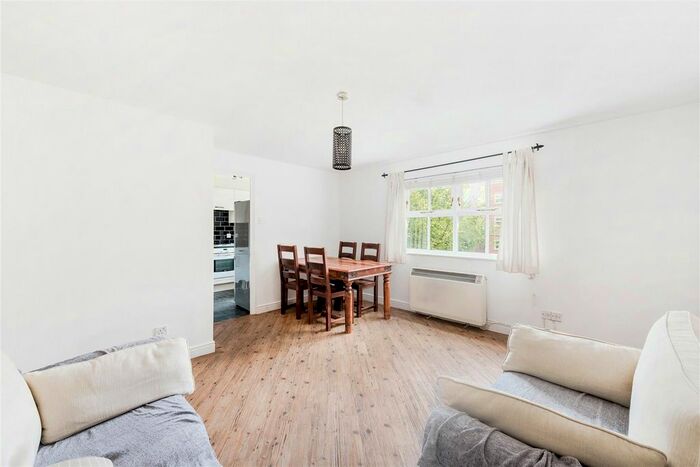 2 Bedroom Flat To Rent In Lisle Close, Heritage Park, London, SW17