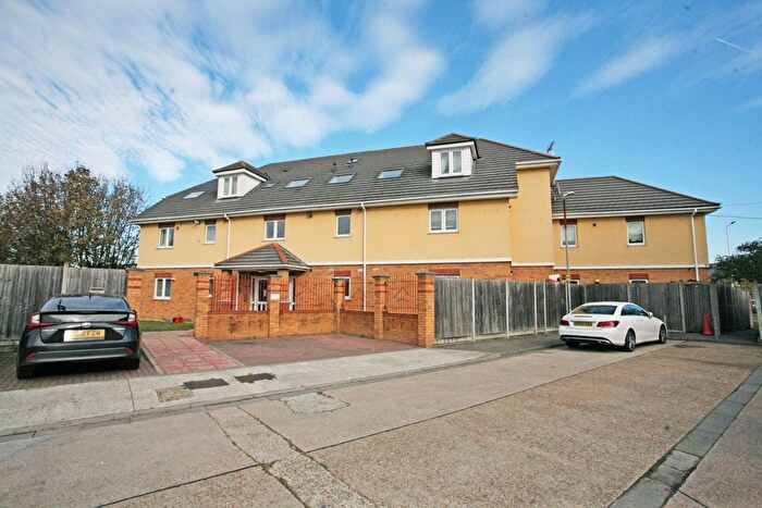 3 Bedroom Flat To Rent In Arterial Avenue, Rainham, RM13