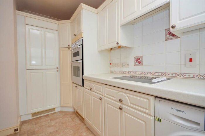 2 Bedroom Flat For Sale In Wilmington Square, Eastbourne, BN21