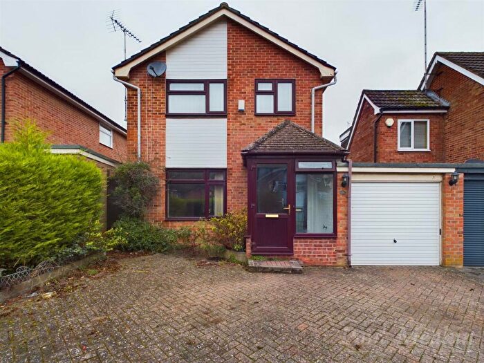 3 Bedroom Link Detached House For Sale In Goldfinch Road, South Croydon, CR2